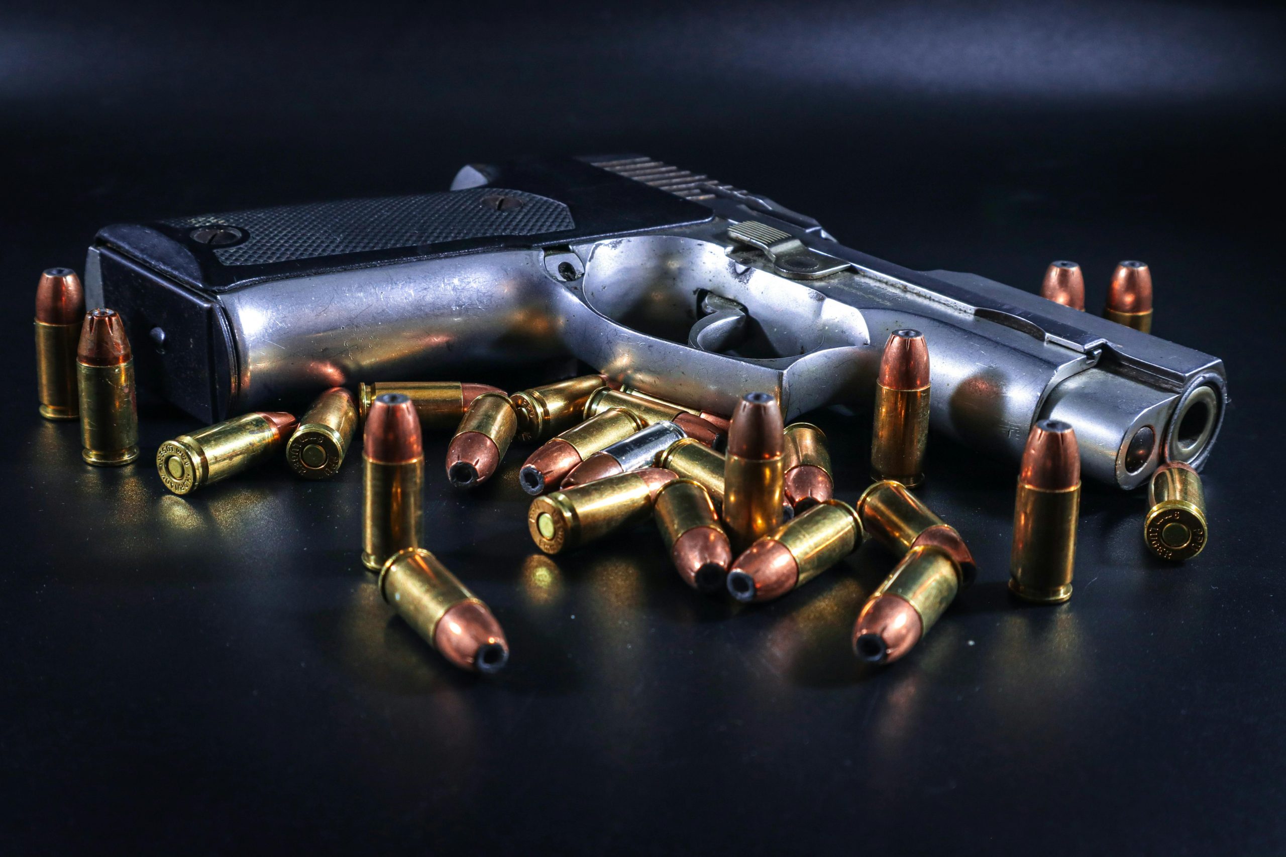 Los Angeles gun crime lawyer in court reviewing concealed weapon case with client.