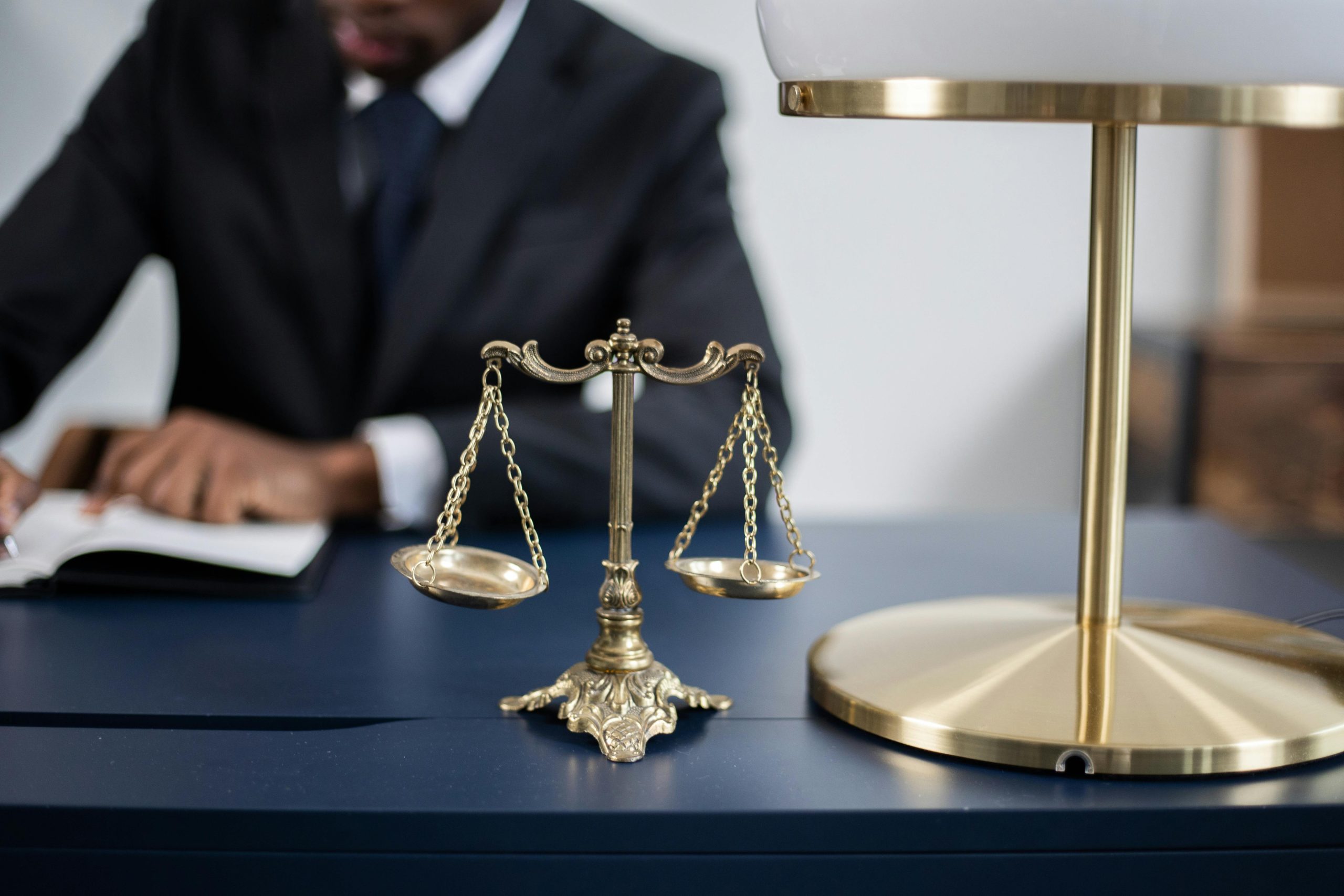 Los Angeles criminal defense attorney Arash Hashemi explaining how to clear a warrant in California without going to jail.